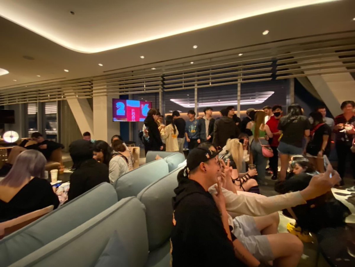 JetSetHan's tweet photo. What started off as a small Anime Expo get together turned into this massive hangout. I love hosting these kinds of things. Host = steal hotel lobby for ourselves π #AX22 https://t.co/QP13l8pao8
