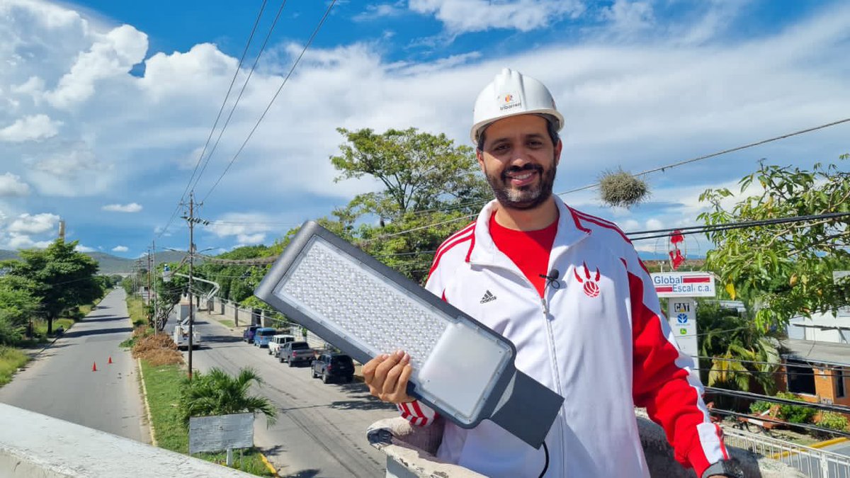 LuisJonasReyes's tweet photo. Estamos trabajando en la iluminación de la Avenida principal de la zona industrial 2, además del asfaltado de la misma vía. Compromiso que asumimos con el sector productivo y en el que estamos avanzando. Iribarren se está transformando #VamosALaFeriaCaprinaBqto https://t.co/nc6QSLXt1r