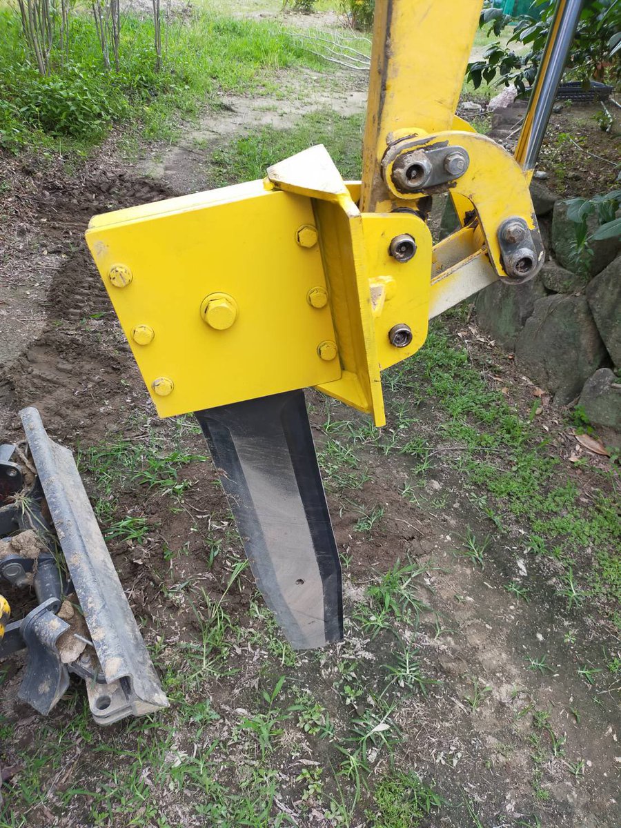 aichijukiman's tweet photo. おはよう御座います。
こちらは制作した根切りカッター。PC10MRに装着して、土にブッ刺す→手前に引き寄せる→根を引き裂く
アームやシリンダーの負荷が心配でしたが今のところ大丈夫みたいです🙆‍♂️ https://t.co/d3in6IY8oR