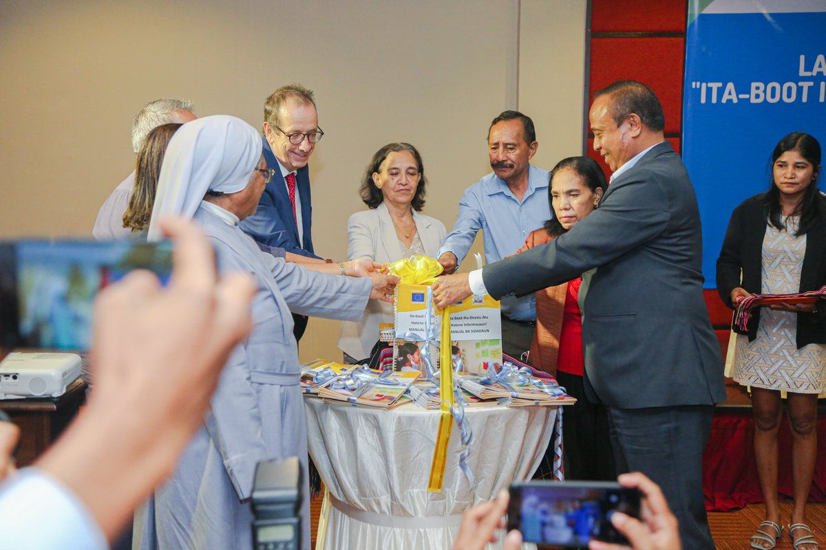 CepadL's tweet image. 🎉CEPAD and @EU_TimorLeste continues its commitment to support communities' access to information by creating the first citizens manual and officially launched on 6 July 2020. #community #support #access #information #TimorLeste