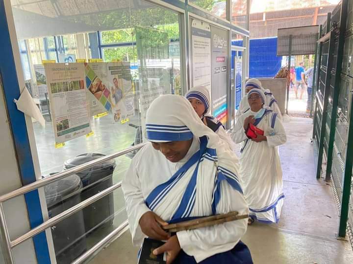 ashlyn10lagos's tweet photo. Hoy Nicaragua llora al ver salir a estas mujeres de Dios que lo único que hicieron fue dar Amor.

15 Hermanas de la Caridad de Santa Teresa de Calcuta, son recibidas en la Diócesis Tilarán- Liberia, Costa Rica.
@claracuevas333
⬇️ https://t.co/IOumZfVVvo