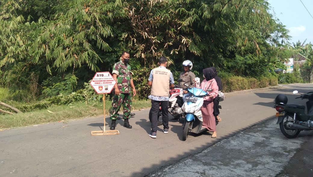 11Ngemplak's tweet photo. Tidak kendor walau covid19 Reda..
4 Orang anggota Koramil 11/Ngemplak Dpp Serma Sugeng Waluyo bersama tim Gugus covid Kecamatan melaksanakan yustisi prokes dan bagi masker pada warha yang melintas di jalan Desa Giriroto Kec. Ngemplak Boyolali. https://t.co/JcHoQQ5ee9