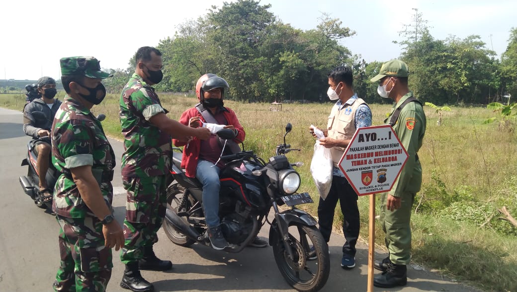 11Ngemplak's tweet photo. Tidak kendor walau covid19 Reda..
4 Orang anggota Koramil 11/Ngemplak Dpp Serma Sugeng Waluyo bersama tim Gugus covid Kecamatan melaksanakan yustisi prokes dan bagi masker pada warha yang melintas di jalan Desa Giriroto Kec. Ngemplak Boyolali. https://t.co/JcHoQQ5ee9