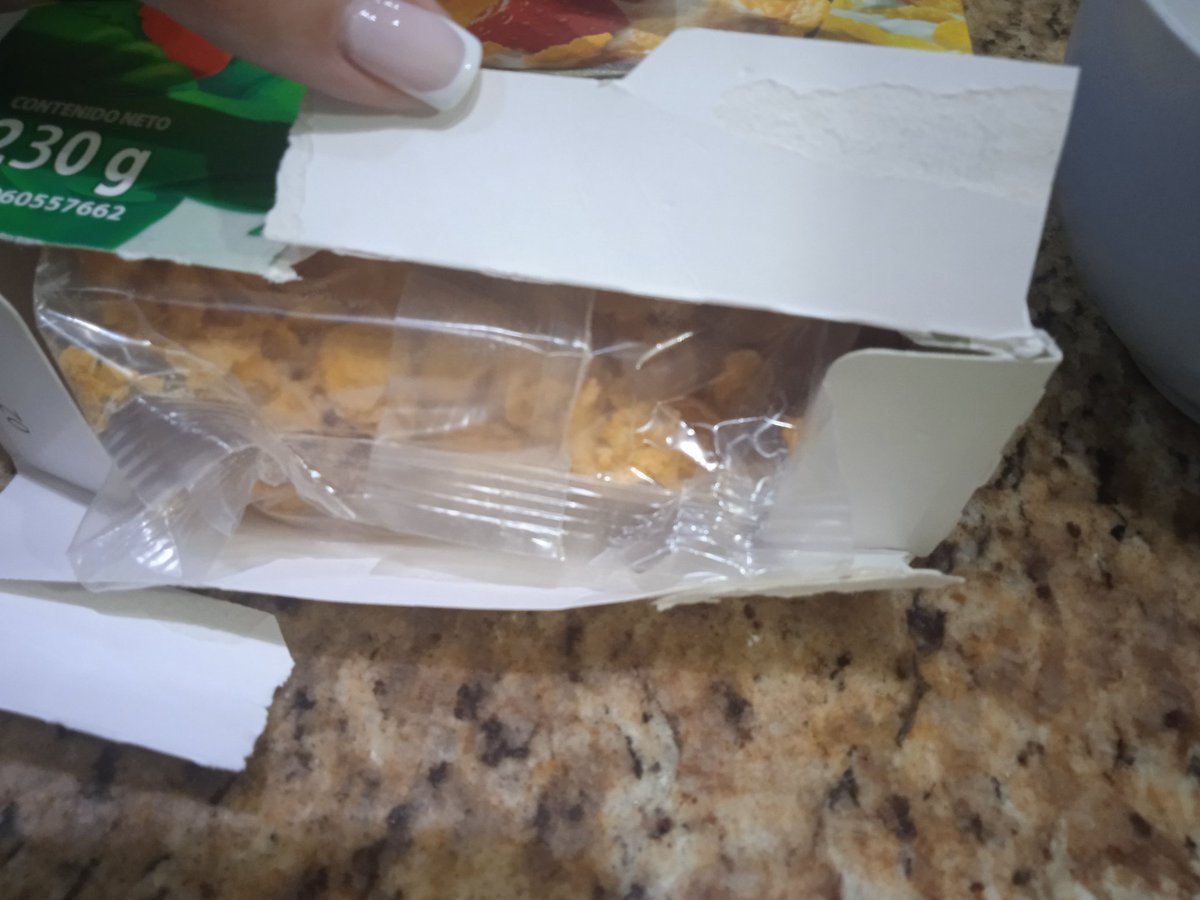 hermosobello's tweet photo. @Alimenkelloggve se les pasó la pega en la caja de Corn Flakes, destrocé la caja 😔 https://t.co/CcTcAYVmQE