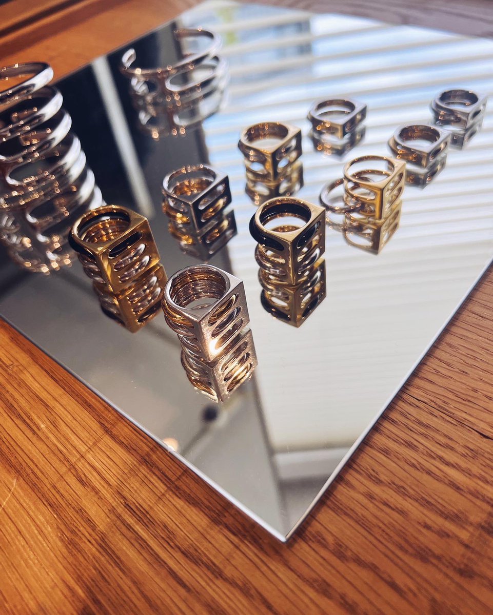 enaphoto's tweet image. 展示会の時から気になりすぎてた #tomwood シルバーの歴史とブルータリズム建築からインスピレーションを受けた新作VAULT COLLECTION🥰モダンさとエレガントさも感じるレイヤードスタイルがかなりツボ💋
TOMWOOD「VAULT COLLECTION」↓
retoys.net/pressnews/2137…
・
#トムウッド 
#vaultcollection