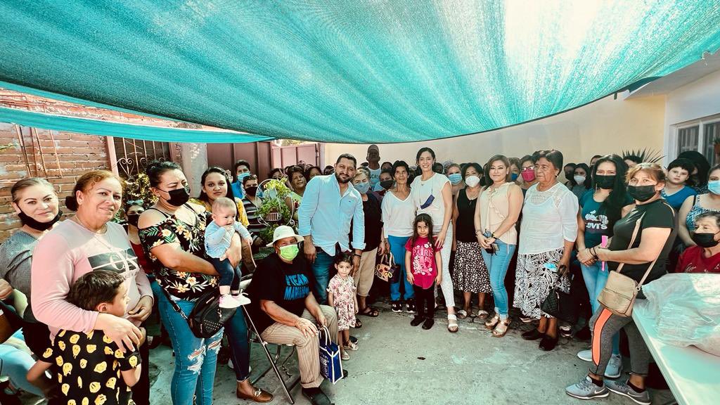 GabyHLopez's tweet photo. ¡Juntas y juntos logramos más y mejores cosas!🤝
Muchas gracias a la Sra. Imelda Romero por liderar un equipo de personas tan entregadas y trabajadoras que siguen apoyando #VaXDurango. https://t.co/HYF5AxC47Z