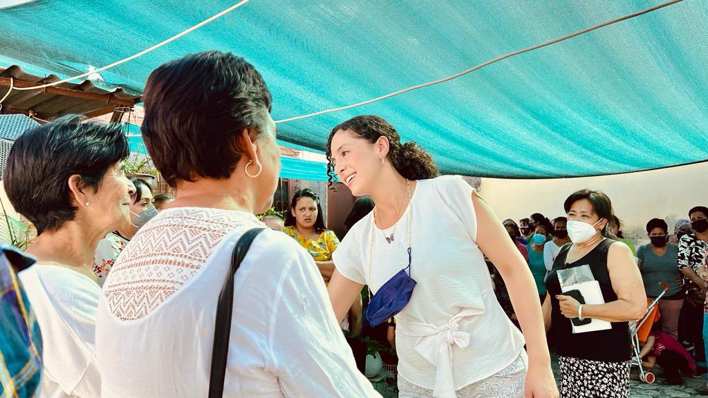 GabyHLopez's tweet photo. ¡Juntas y juntos logramos más y mejores cosas!🤝
Muchas gracias a la Sra. Imelda Romero por liderar un equipo de personas tan entregadas y trabajadoras que siguen apoyando #VaXDurango. https://t.co/HYF5AxC47Z