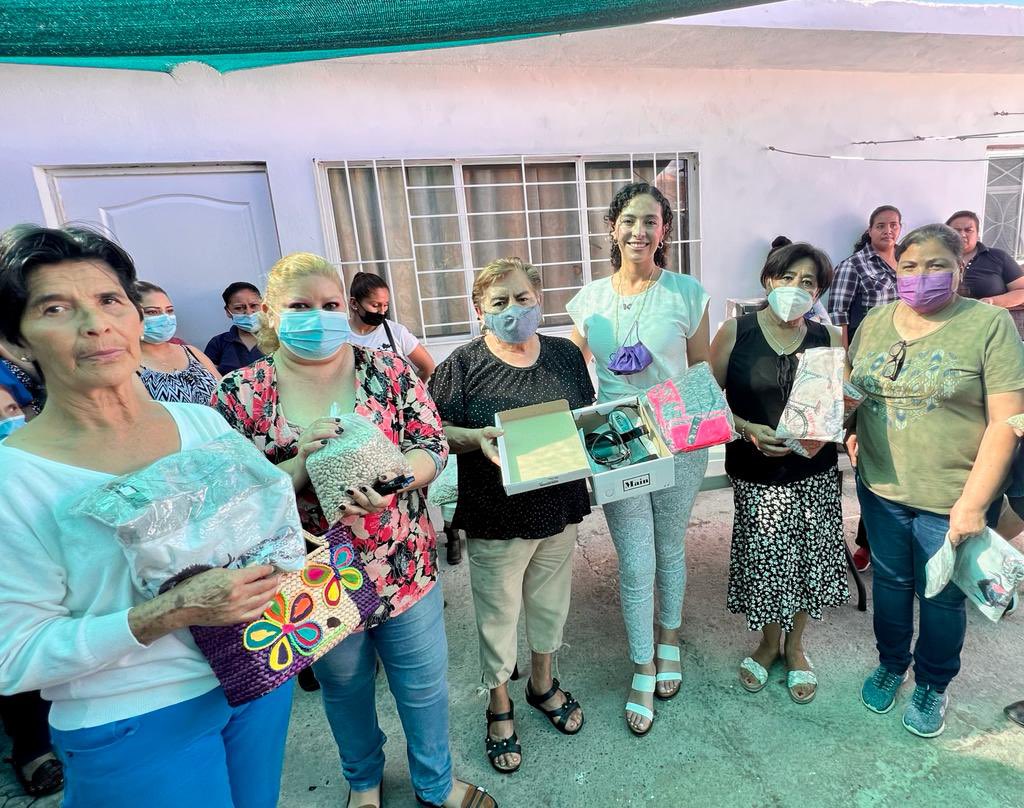 GabyHLopez's tweet photo. ¡Juntas y juntos logramos más y mejores cosas!🤝
Muchas gracias a la Sra. Imelda Romero por liderar un equipo de personas tan entregadas y trabajadoras que siguen apoyando #VaXDurango. https://t.co/HYF5AxC47Z