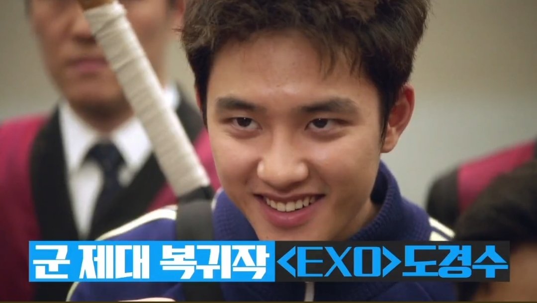 stayer_stayer's tweet photo. 검사 임관식에 등에는 검 매고, 파랑 츄리닝에 슬리퍼 신고 있는겨? 저 표정은 어쩔~! 어흑.. https://t.co/mimYZup47Q