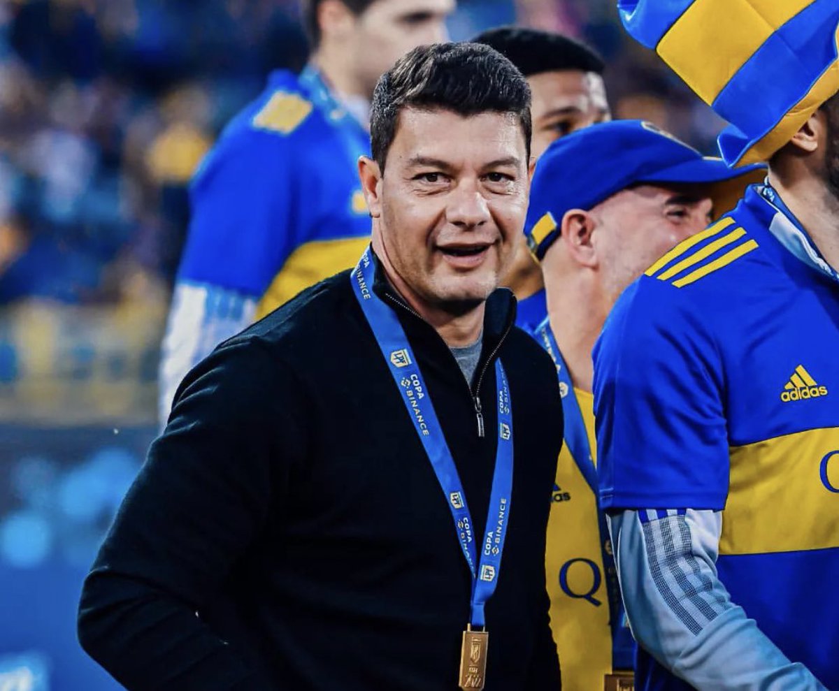 Muchos se olvidan que Sebastian Battaglia dirigía la reserva y de un día para el otro cuando las papas quemaban tuvo que ser DT de primera. tuvo errores? muchos pero aún así nos sacó campeón dos veces. De mi parte, eternamente agradecido por todas las alegrías que nos dió.