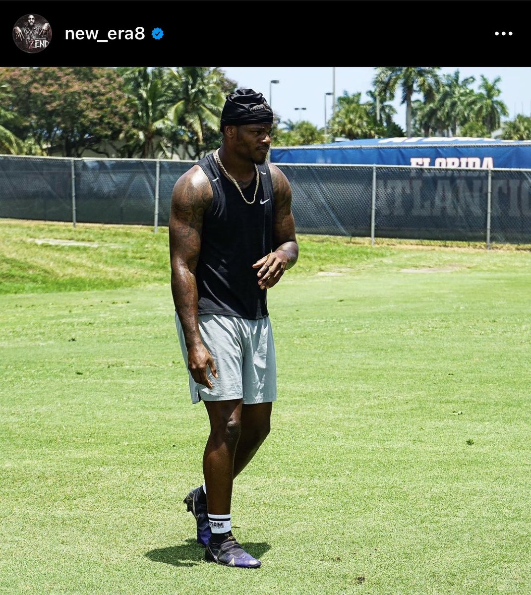 HoodieRamey's tweet photo. I fear this mf Lamar Jackson has been living in the gym https://t.co/yUpjr70cKM