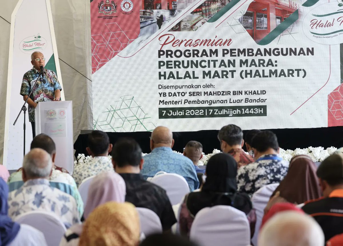 MahdzirKhalid's tweet photo. Pagi ini saya merasmikan Program Pembangunan Peruncitan MARA Halal Mart (HALMART) di Nilai, Negeri Sembilan.

Tahniah dan syabas saya ucapkan kepada MARA atas inisiatif bagi membangunkan program yang berpotensi tinggi serta mempunyai pensijilan halal. (1/2)

@maragov
#halalmart https://t.co/ISITMRthHK