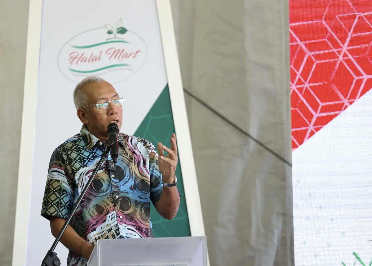 MahdzirKhalid's tweet photo. Pagi ini saya merasmikan Program Pembangunan Peruncitan MARA Halal Mart (HALMART) di Nilai, Negeri Sembilan.

Tahniah dan syabas saya ucapkan kepada MARA atas inisiatif bagi membangunkan program yang berpotensi tinggi serta mempunyai pensijilan halal. (1/2)

@maragov
#halalmart https://t.co/ISITMRthHK