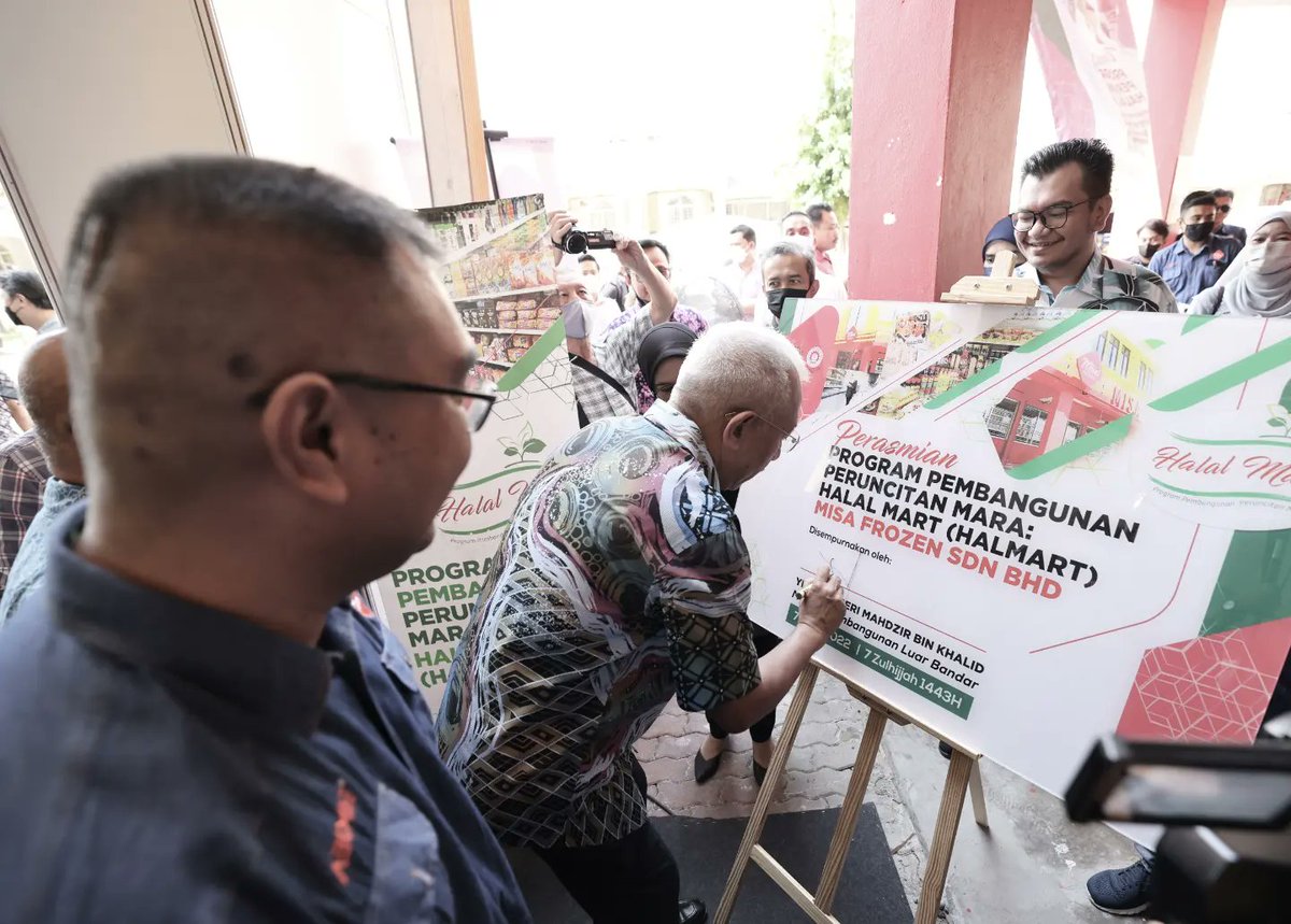 MahdzirKhalid's tweet photo. Pagi ini saya merasmikan Program Pembangunan Peruncitan MARA Halal Mart (HALMART) di Nilai, Negeri Sembilan.

Tahniah dan syabas saya ucapkan kepada MARA atas inisiatif bagi membangunkan program yang berpotensi tinggi serta mempunyai pensijilan halal. (1/2)

@maragov
#halalmart https://t.co/ISITMRthHK