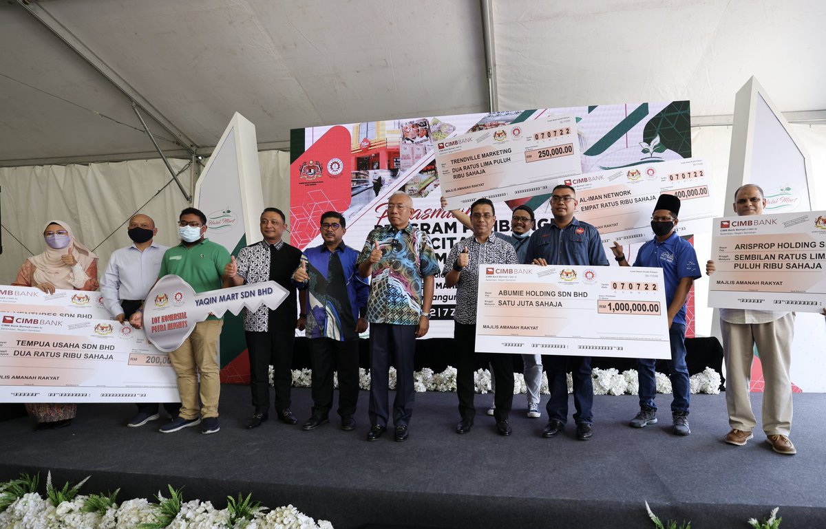 MahdzirKhalid's tweet photo. Menyerahkan cek kemudahan pembiayaan MARA kepada 6 orang penerima &amp; replika kunci premis kepada seorang usahawan dari program HALMART. (1/2)

@maragov
#KeluargaMalaysia #luarbandarsejahtera #halalmart https://t.co/FORJXHGXtr