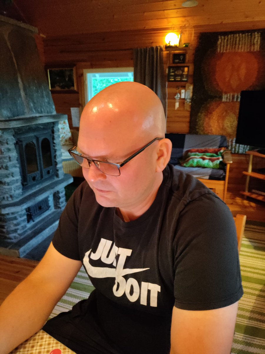 MikkoPehkonen's tweet photo. Voittajat keskittyy. Tässä minä dominoin korttipelipöytää.

#korttipeli https://t.co/T5BirQDHFV