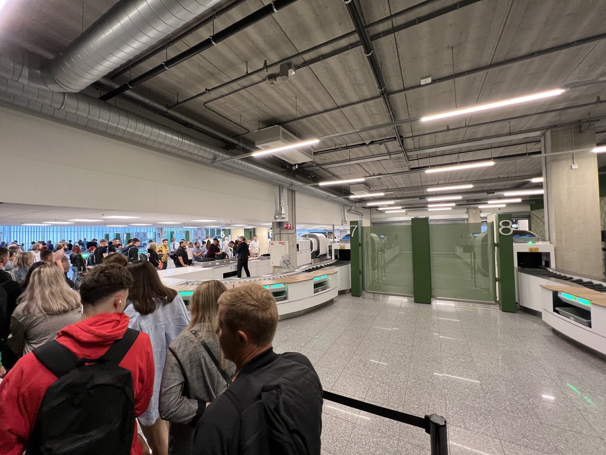 j_oever's tweet photo. Na 2,5 uur in 900 meter lange wachtrij bij security in Eindhoven: 4 van 8 machines dicht ! Misschien wat doen aan de salarissen van deze mensen ? https://t.co/9CnUTmcZoo