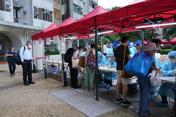 newsgovhk's tweet image. The Govt announces that three positive #COVID19 cases were found in the #CompulsoryTesting exercise for the restricted area concerning Wah Shing House of Fung Shing Court in Tai Wai news.gov.hk/eng/2022/07/20…
