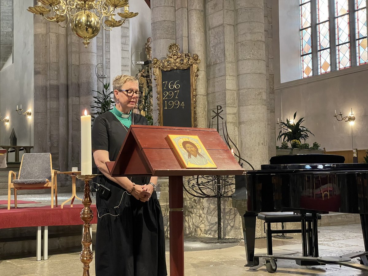 Visbydf's tweet photo. Morgonbön - Dagens eftertanke i skuggan av onsdagens våldsdåd. Visby domkyrka fortsätter att ha extra präster och diakoner för de som önskar stöd. Det går också bra att komma hit för en stund i stillhet och för att tända ett ljus. 
#Almedalen2022 @Svenskakyrkan #Morgonbön https://t.co/KEE3YXFFRU