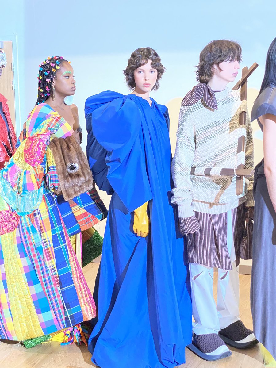 🎬[Reportage] par <a href="/brutofficiel/">Brut FR</a> 
Quand les étudiants #Realcampus <a href="/lorealfrance/">L’Oréal Groupe en France</a> coiffent 170 mannequins 💇🏻‍♀️pour le défilé de l’IFM 🚀 à voir ici 👉 fb.watch/e6dKyt_YZw/
🎓#formation #show #coiffure #entrepreneuriat #mode