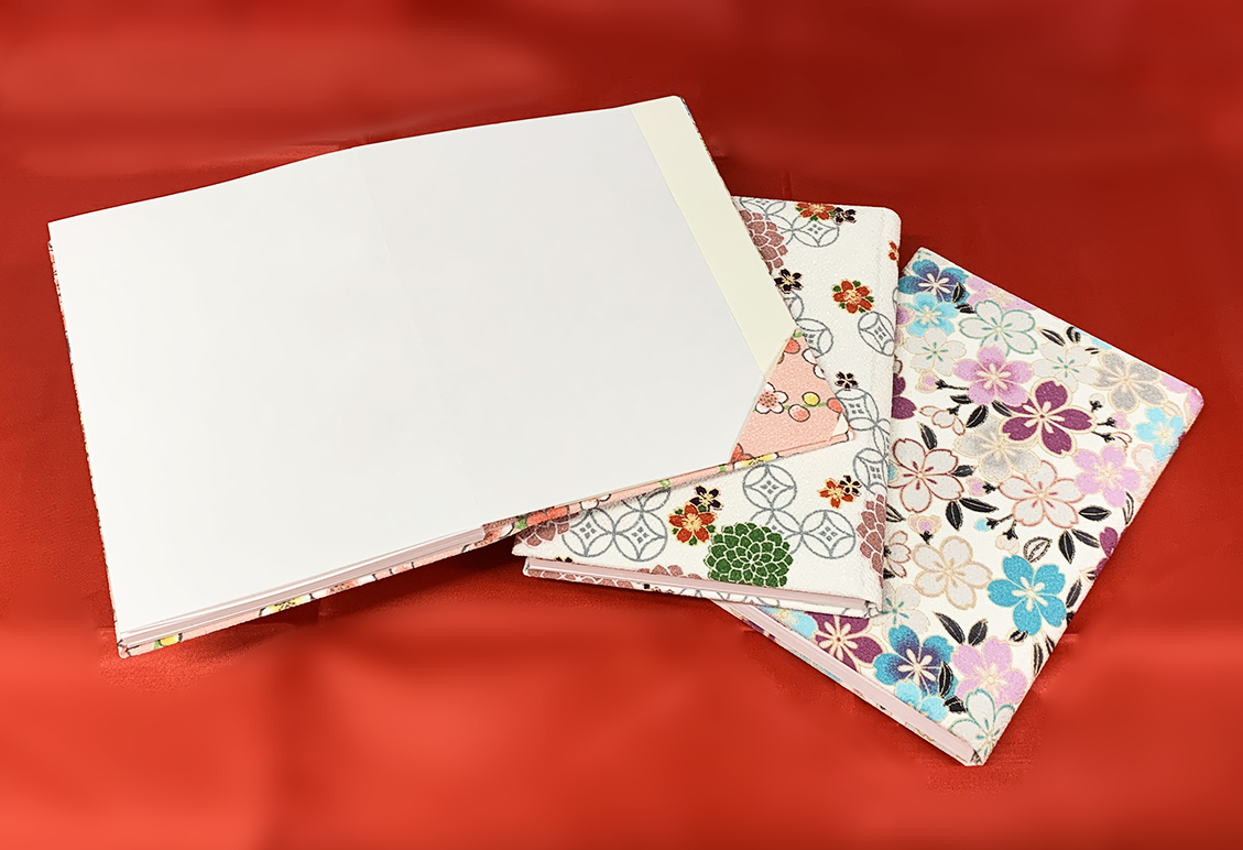 直接書けて、書き置きを収納できる「書綴帳」
ブック型だからかばんに収納しやすく、ジャバラの本文も落ちにくい作りになっています。
1冊からオリジナルデザインを製作可能です📕
matsucollo.com

#御朱印 #御朱印帳 #御城印 #御城印帳 #御朱印巡り   #書き置き専用御朱印帳 #書綴帳