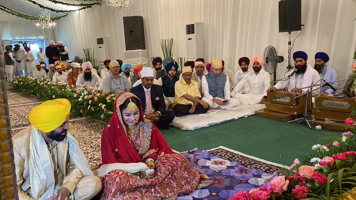 ZeePunjabHH's tweet photo. CM ਮਾਨ ਦੀ ਲਾੜੀ ਦੀ ਪਹਿਲੀ ਤਸਵੀਰ ...
ਗੁਰੂ ਦੀ ਹਜ਼ੂਰੀ 'ਚ ਲਾਵਾਂ ਲੈਣ ਪਹੁੰਚਿਆ ਜੋੜਾ
#CMBhagwantMann #BhagwantMannMarriage #BhagwantMannWedding #Gurpreetkaur #GURMANN #ZeePHH https://t.co/buLpm2Qhpm