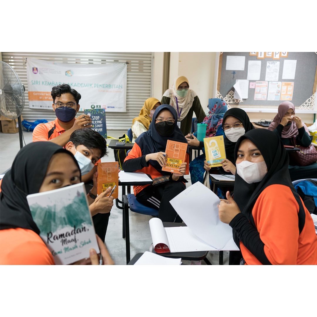 SiKAP2024's tweet photo. We wish to express our deepest gratitude to Zaque Hotel, Mydin, Rimbunan Publishing House, and De'Xandra for their steadfast support and generosity.

#GatewayIntoPublishing 
#InsightAndPrevail
#WeBlazeWeOptimize
#SiriSiKAP22
#UiTMDiHatiku
#Publishing
#MASSCOMM https://t.co/v5sUw0LJ48