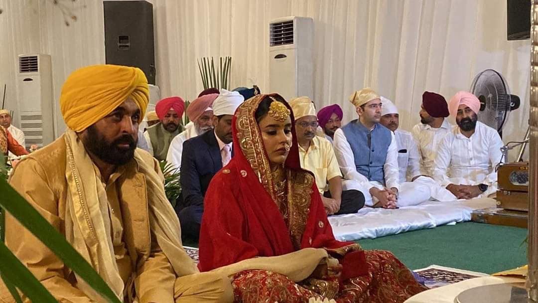 ZeePunjabHH's tweet photo. 'ਮਾਨ' ਦੀ ਹੋਈ ਪ੍ਰੀਤ
ਡਾ.ਗੁਰਪ੍ਰੀਤ ਕੌਰ ਬਣੀ CM ਮਾਨ ਦੀ ਹਮਸਫ਼ਰ
ਅਨੰਦ ਕਾਰਜ ਦੀ ਪਹਿਲੀ ਤਸਵੀਰ
#CMBhagwantMann #BhagwantMannMarriage #BhagwantMannWedding #Gurpreetkaur #GURMANN #ZeePHH https://t.co/NcZBHtDdZd