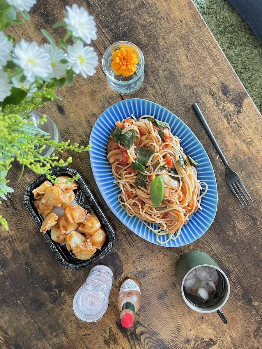 遅めのお昼はアンチョビとバジルのアラビアータにしました🍝🌱 畑で咲いてるマリーゴールドも❁⃘ お打ち合わせも無事おわったし、今日はもうゆっくりします～😊💦