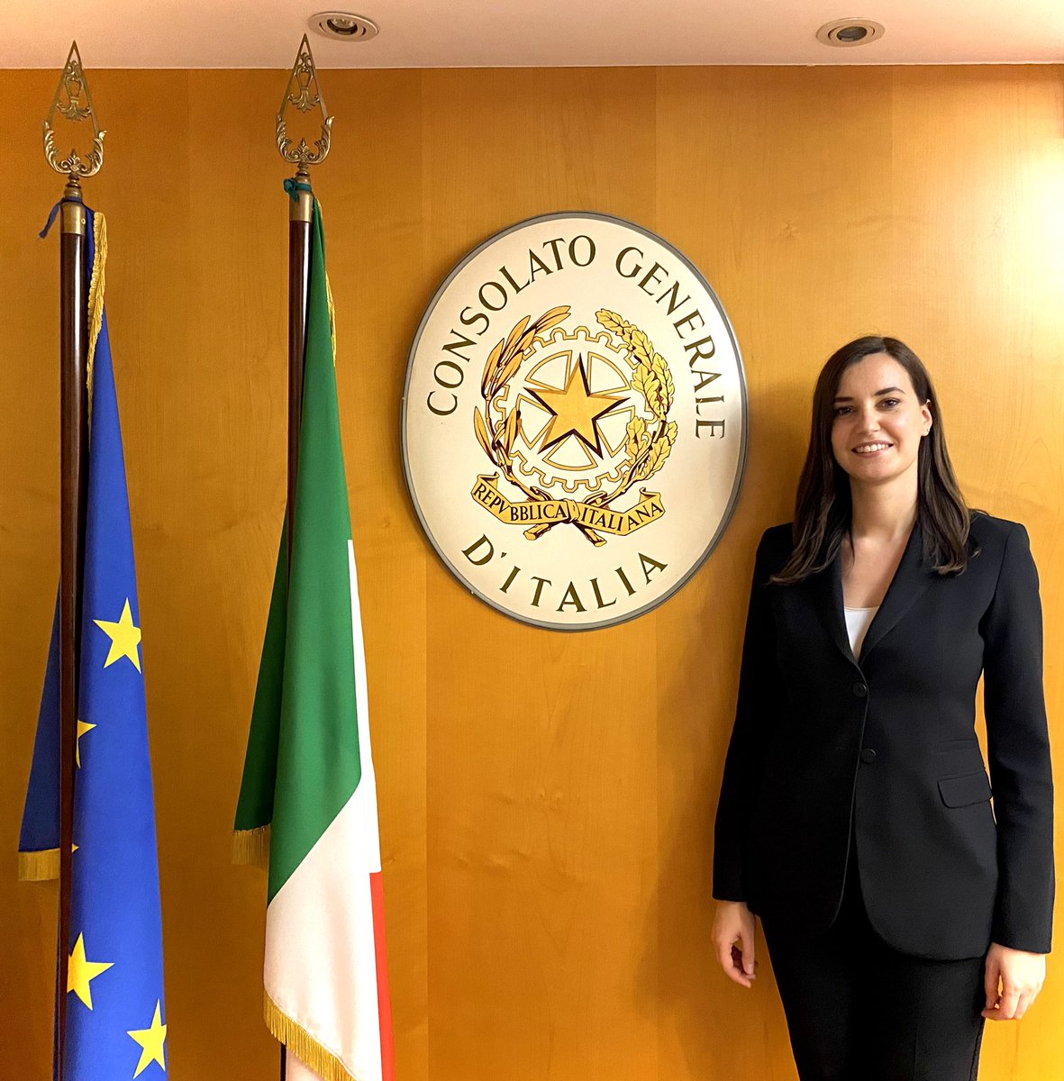 ItalyinHongKong's tweet photo. Un caloroso benvenuto 🙌 alla Console 𝐀𝐧𝐭𝐨𝐧𝐢𝐞𝐭𝐭𝐚 𝐂𝐨𝐫𝐧𝐚𝐜𝐜𝐡𝐢𝐚 cha ha da poco iniziato il suo incarico presso il Consolato Generale d’Italia a Hong Kong. 🇮🇹🇭🇰 Benvenuta e buon lavoro!  @ItalyMFA https://t.co/pBcFSaIt8S