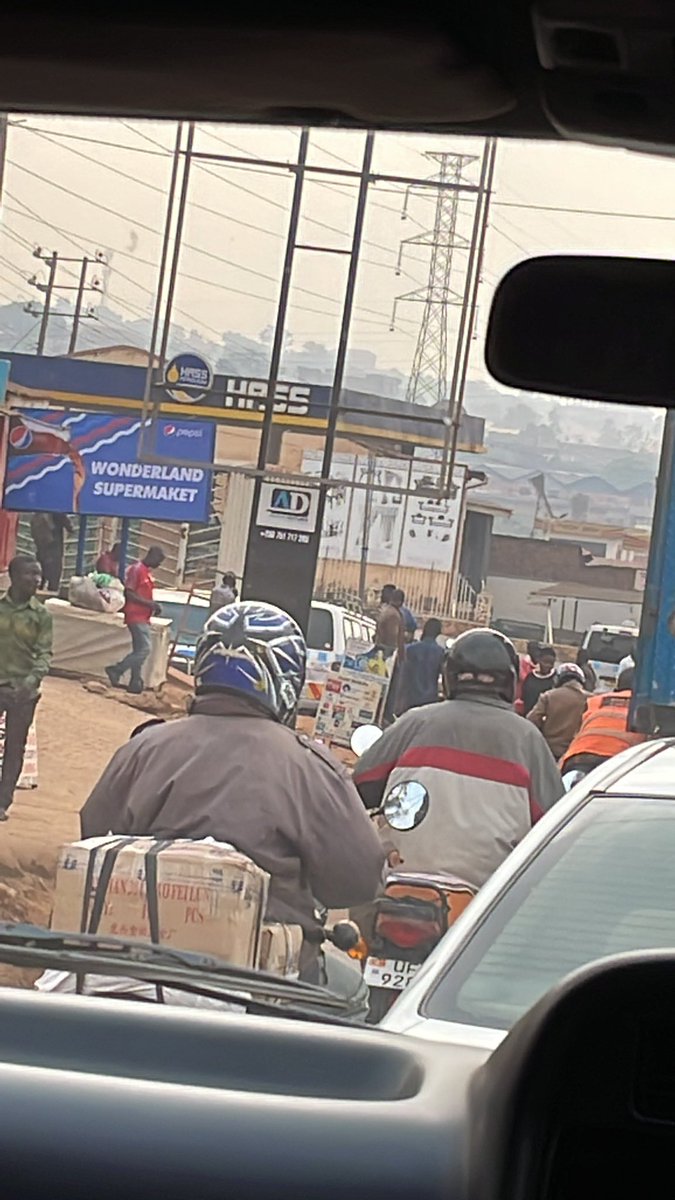 Uganda da ulaşım genel olarak bada bada denilen motorlarla gerçekleşiyor. Ulaşımın en hızlı yolu Bada bada :) kurban İçin Kampaladan Mbale şehrine doğru ilerliyoruz.
