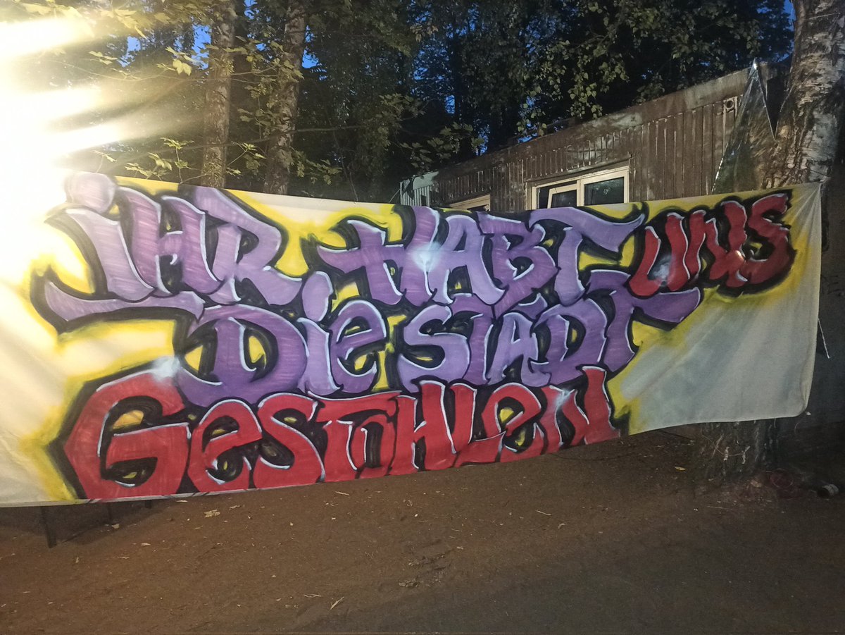 Das Fronttranspi für #b0907 steht dank der Hilfe von zahlreichen Freund*innen.
Am Samstag machen wir gemeinsam Druck für eine Stadt von unten! 

--> Samstag 15 Uhr S &amp; U-Bahnhof #Warschauerstraße / #friedrichshain 

Wir freuen uns auf euch!
#b0707 #berlin #ostkreuz #laskerkiez