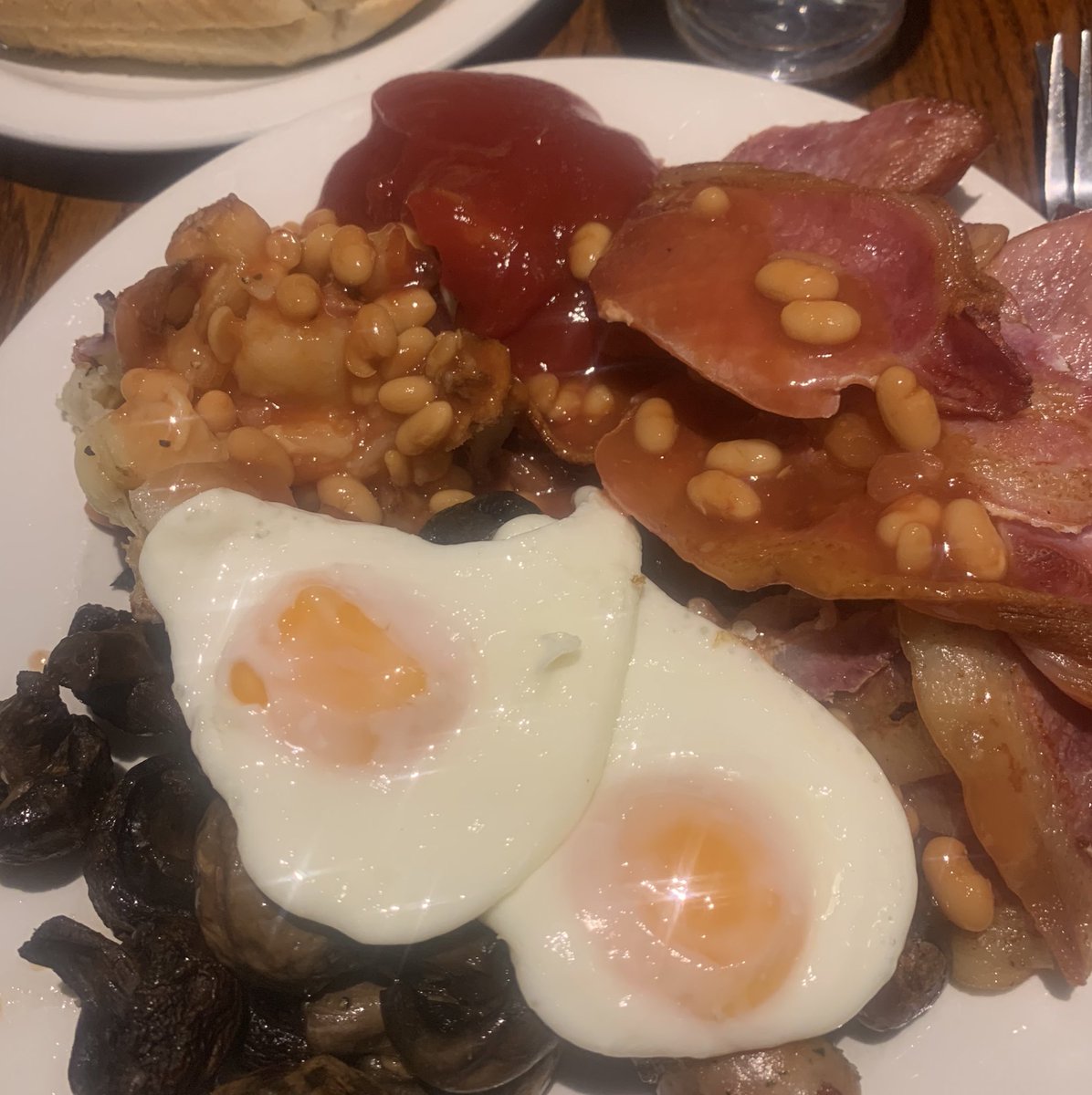 Absolutely amazing looking breakfast <a href="/tobycarvery/">Toby Carvery</a> again this morning. And wow how amazing are the staff this morning. So polite and receptive.. it all just makes me want to come here everyday.#SUNR15E #supper #breakfast #greatfood What better way to start your day.