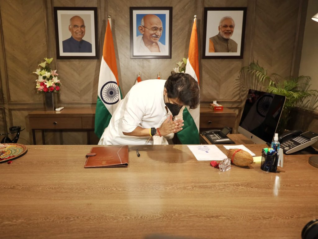 JM_Scindia's tweet photo. आज माननीय प्रधानमंत्री श्री @narendramodi जी के आदेशानुसार इस्पात मंत्रालय का पदभार ग्रहण किया। सभी शुभचिंतकों के आशीर्वाद से इस नए उत्तरदायित्व का निर्वहन करने का पूर्ण प्रयास करूँगा। @SteelMinIndia https://t.co/vKx1xlu3Ix