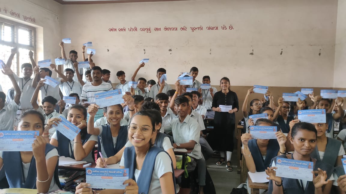 ABVPGujarat's tweet photo. #ABVPTapi ના કાર્યકર્તાઓ દ્વારા શાળાના વિદ્યાર્થીઓની સદસ્યતા કરવામાં આવી.
#JoinABVP
#JoinABVPGJ
#ABVPGujarat https://t.co/LeqlHvlxHJ