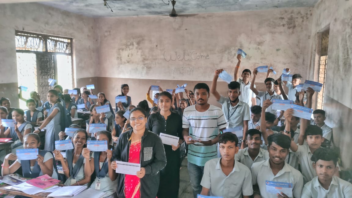 ABVPGujarat's tweet photo. #ABVPTapi ના કાર્યકર્તાઓ દ્વારા શાળાના વિદ્યાર્થીઓની સદસ્યતા કરવામાં આવી.
#JoinABVP
#JoinABVPGJ
#ABVPGujarat https://t.co/LeqlHvlxHJ