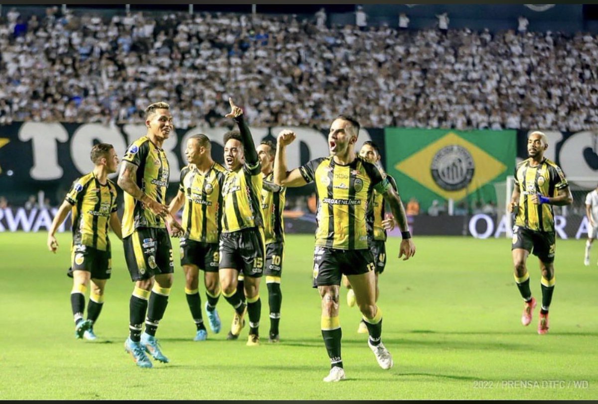 Pablocamacho13's tweet photo. 🤫🤫🖤💛   VENEZUELA ESTÁ EN 4tos https://t.co/j3UkKP8Qrl