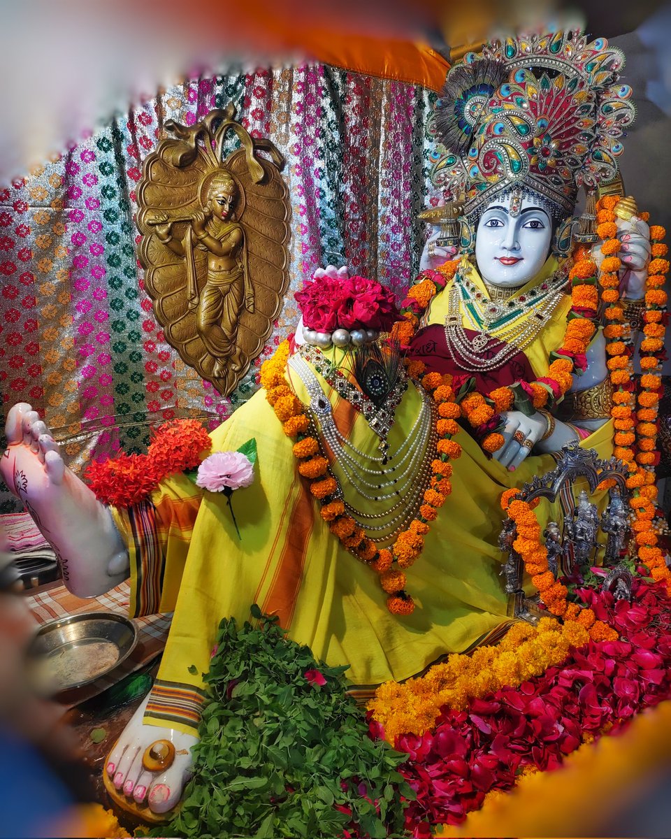 VipinKPandey2's tweet photo. 🍁शांताकारं भुजगशयनं पद्मनाभं सुरेशम् |🍁
🍁विश्वाधारं गगनसदृशं मेघवर्णं शुभाङ्गम् |🍁
🍁लक्ष्मीकान्तं कमलनयनं योगिभिर्ध्यानगम्यम् |
🍁वन्दे विष्णुं भवभयहरं सर्वलोकैक नाथम् |
भगवान श्री हरि विष्णु और माता लक्ष्मी आपका कल्याण करे।
🍁🙏#लक्ष्मी_नारायण_नम:🙏🍁
🍀🌺#शुभ_प्रभात_वंदन🍀 https://t.co/MVZQ97OOK0