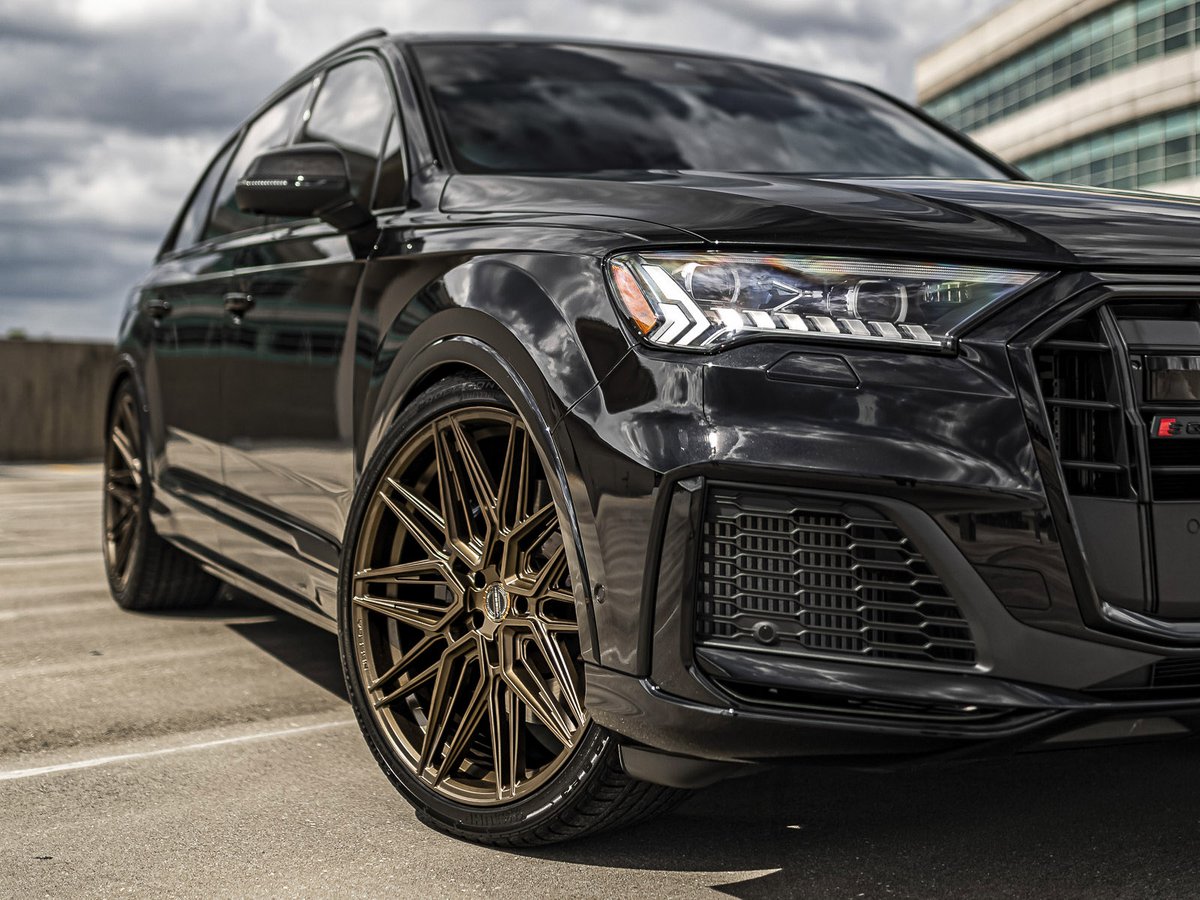 VOSSEN_JAPAN's tweet photo. Audi SQ7 x Hybrid Forged Series HF-7
ビックなSUVの足元を上品にきめるHF-7
キャリパーの見え加減も丁度良い。
#VOSSEN #VOSSENJAPAN #AUDI #SQ7 #アウディ #HF7 https://t.co/NCxIxfkEqP