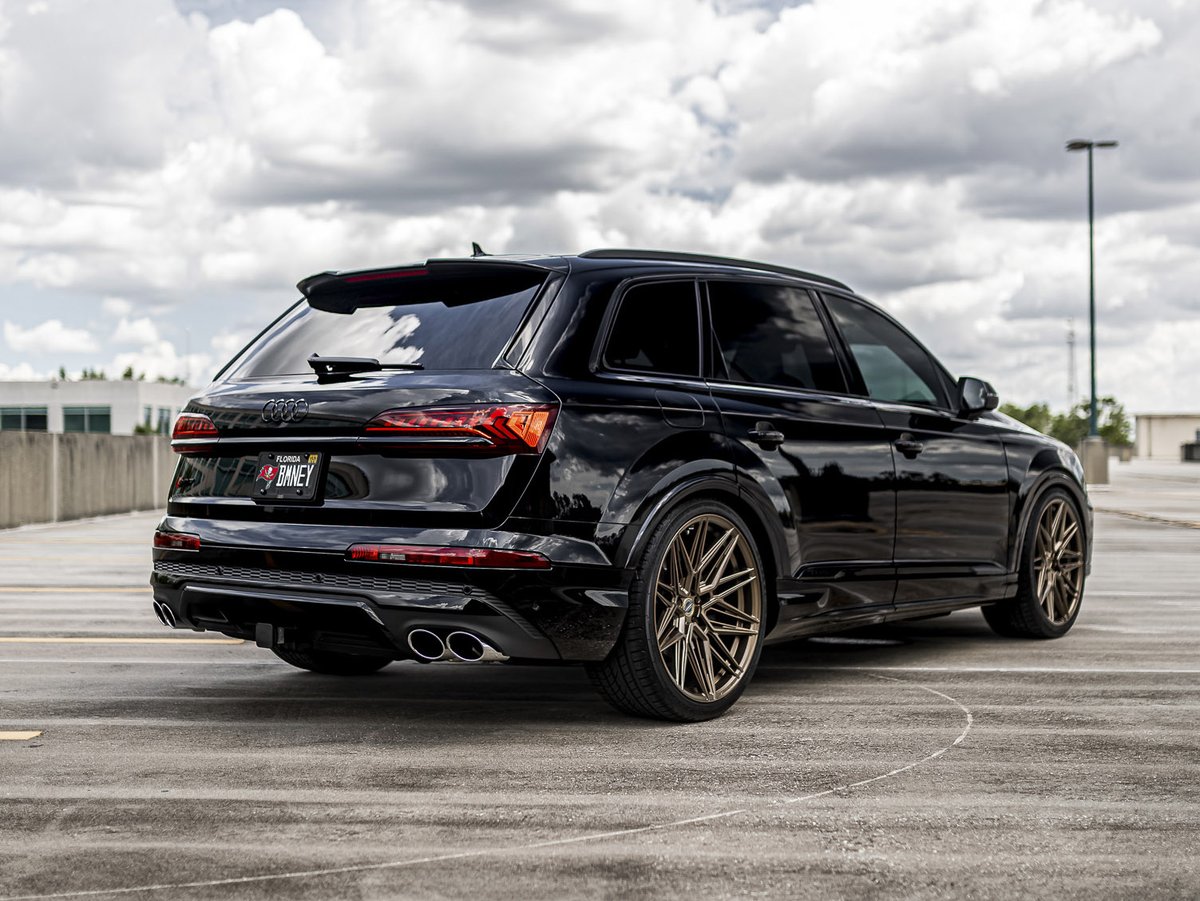 VOSSEN_JAPAN's tweet photo. Audi SQ7 x Hybrid Forged Series HF-7
ビックなSUVの足元を上品にきめるHF-7
キャリパーの見え加減も丁度良い。
#VOSSEN #VOSSENJAPAN #AUDI #SQ7 #アウディ #HF7 https://t.co/NCxIxfkEqP