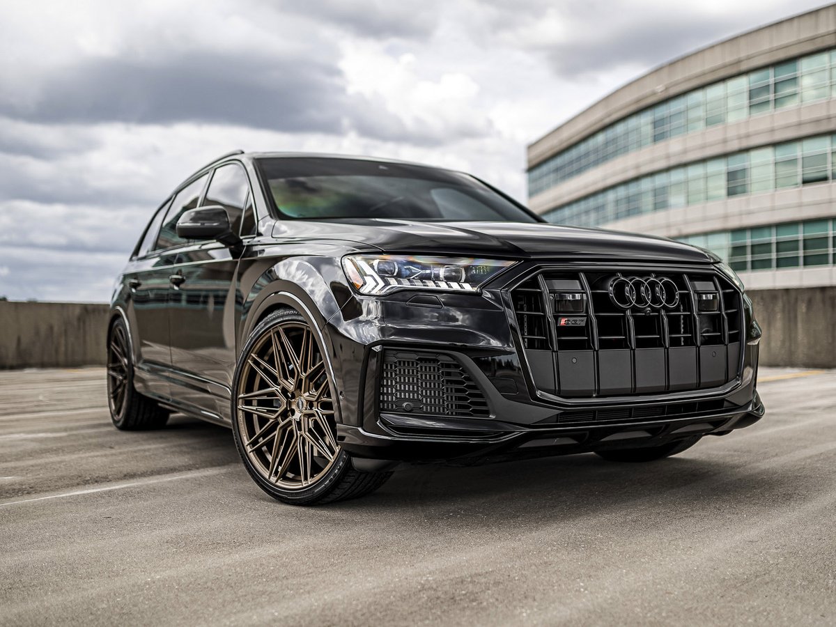 VOSSEN_JAPAN's tweet photo. Audi SQ7 x Hybrid Forged Series HF-7
ビックなSUVの足元を上品にきめるHF-7
キャリパーの見え加減も丁度良い。
#VOSSEN #VOSSENJAPAN #AUDI #SQ7 #アウディ #HF7 https://t.co/NCxIxfkEqP
