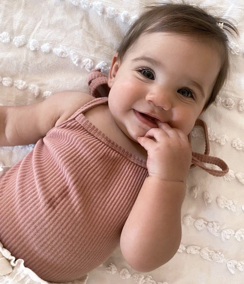 RettRedford's tweet photo. Siempre con la mano en la boca. 

#Ava ♥️ https://t.co/vQU0JLVZNY