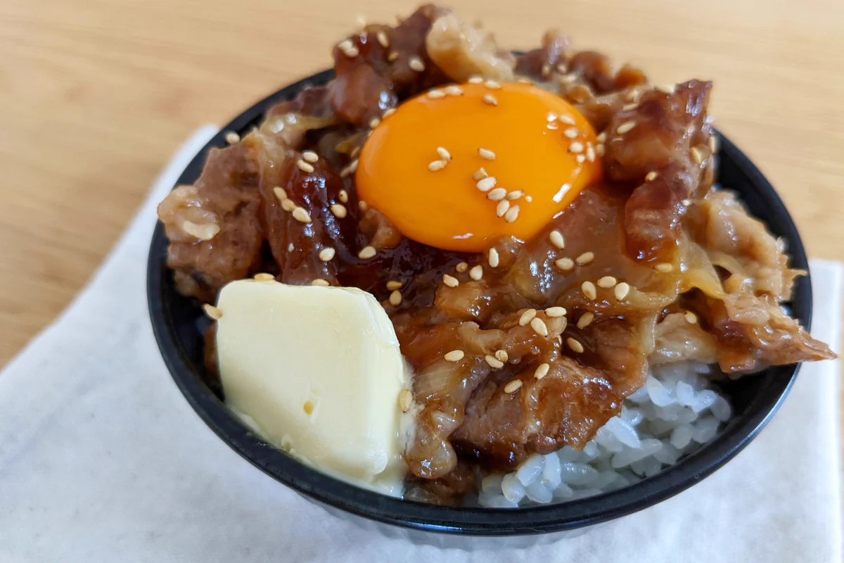 レンジであっという間に簡単調理。豚こまバター丼。