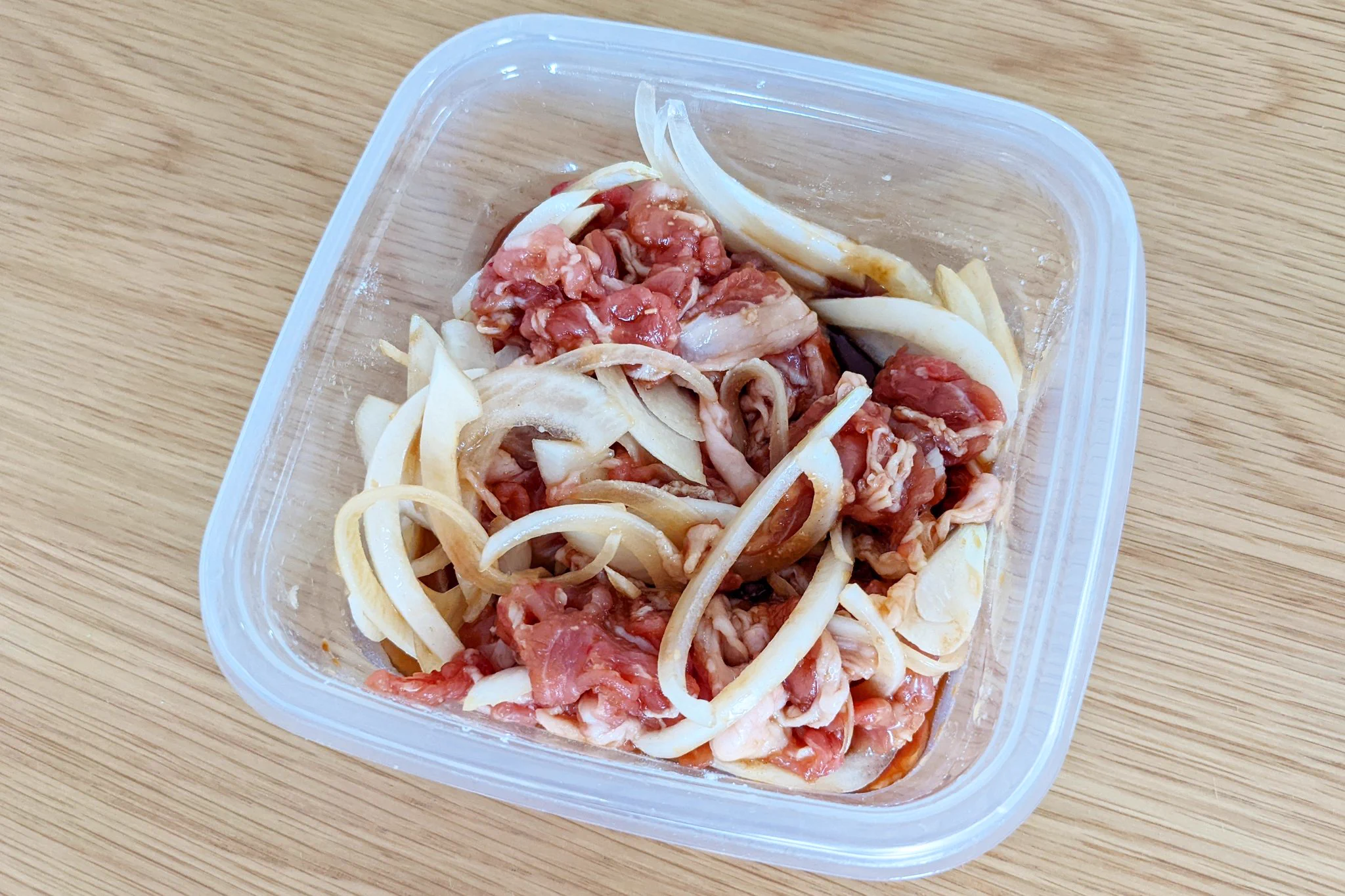 レンジであっという間に簡単調理。豚こまバター丼。
