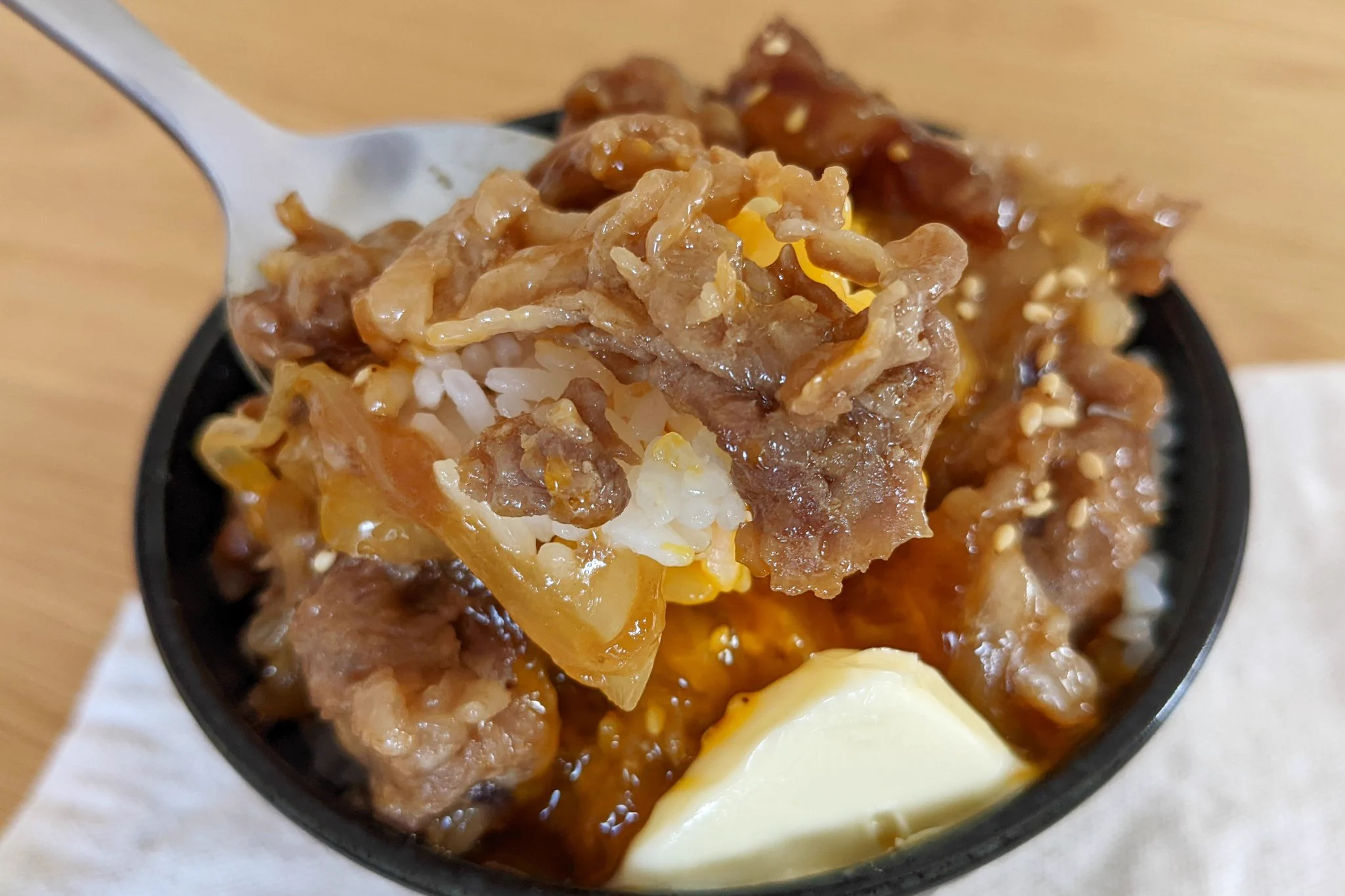 レンジであっという間に簡単調理。豚こまバター丼。