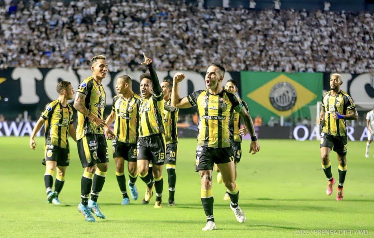 SoccerDataVEN's tweet photo. El @DvoTachira se convierte en el ÚNICO equipo venezolano que ha logrado clasificar a los Cuartos de Final de los dos torneos de clubes más importantes de de @CONMEBOL:

2004 @Libertadores 

2022 @Sudamericana 🔥

🟡⚫️🟡 https://t.co/h3nFMojCCN