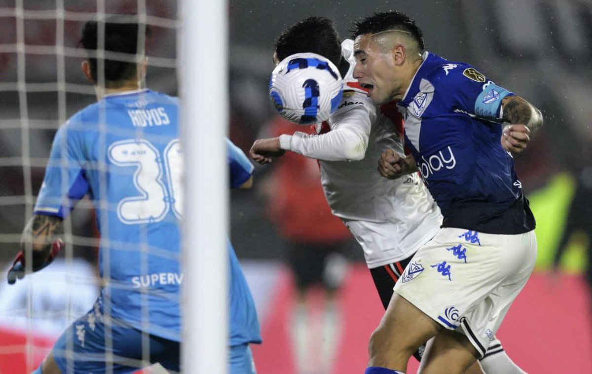 davellaneda77's tweet image. La razón por la que no hay que darle bola a las fotos es porque en una parece mano y en las otras dos NO. Miren qué fácil de manipular. Entonces, sólo hay que recurrir al video. Y no se puede asegurar que rozó en el brazo de Suárez. No es concluyente. Ergo, PAPELÓN de Tobar.