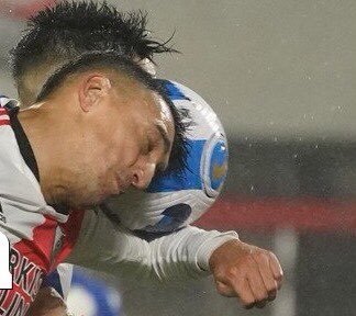 davellaneda77's tweet image. La razón por la que no hay que darle bola a las fotos es porque en una parece mano y en las otras dos NO. Miren qué fácil de manipular. Entonces, sólo hay que recurrir al video. Y no se puede asegurar que rozó en el brazo de Suárez. No es concluyente. Ergo, PAPELÓN de Tobar.