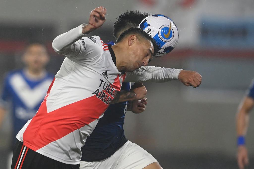 davellaneda77's tweet image. La razón por la que no hay que darle bola a las fotos es porque en una parece mano y en las otras dos NO. Miren qué fácil de manipular. Entonces, sólo hay que recurrir al video. Y no se puede asegurar que rozó en el brazo de Suárez. No es concluyente. Ergo, PAPELÓN de Tobar.