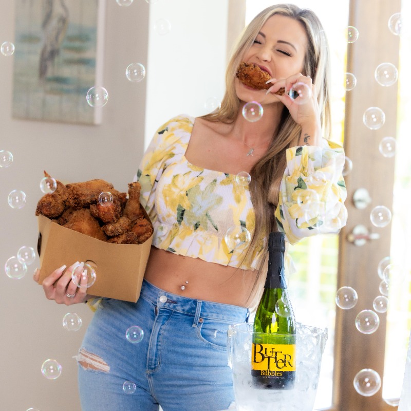 ButterWines's tweet photo. 🍗+🍾 The classic #WineWednesday pairing: Butter Bubbles &amp; fried chicken. We're not cluckin' around on #NationalFriedChickenDay 🥂#ButterBubbles

#JaMCellars #SparklingWine #ButterWines #FriedChicken https://t.co/GlKwUq9ECk